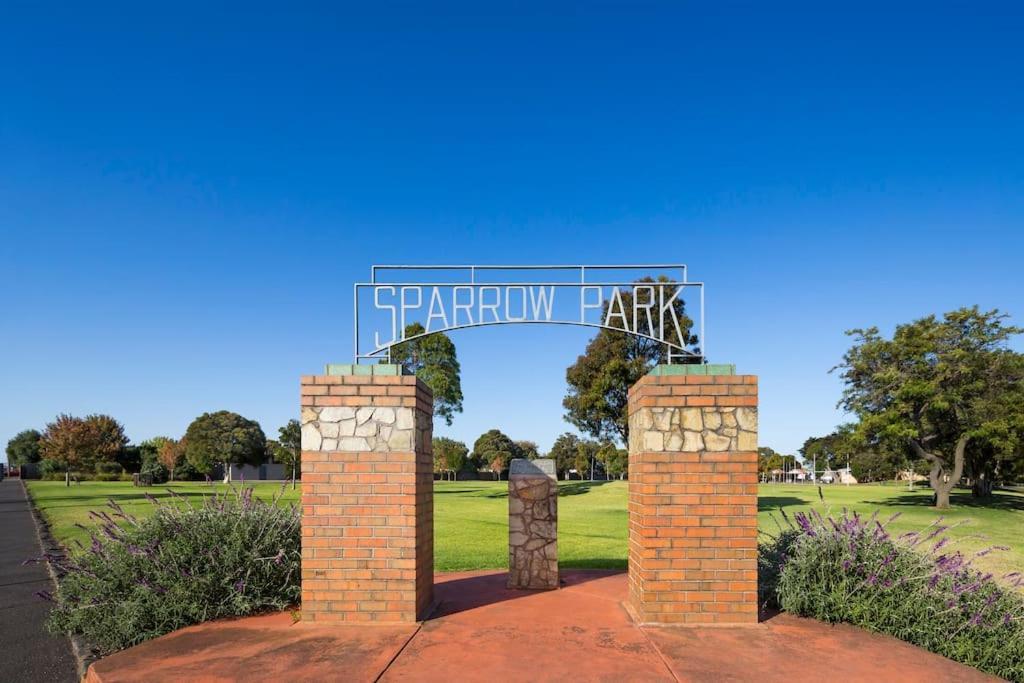 The Pix - Industrial Chic At Its Best Geelong West المظهر الخارجي الصورة
